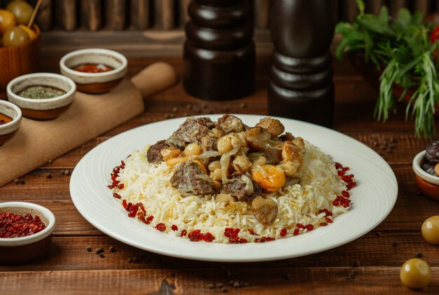 Govurma plov, comida nacional do Azerbaijão com guarnição de arroz e frutas secas