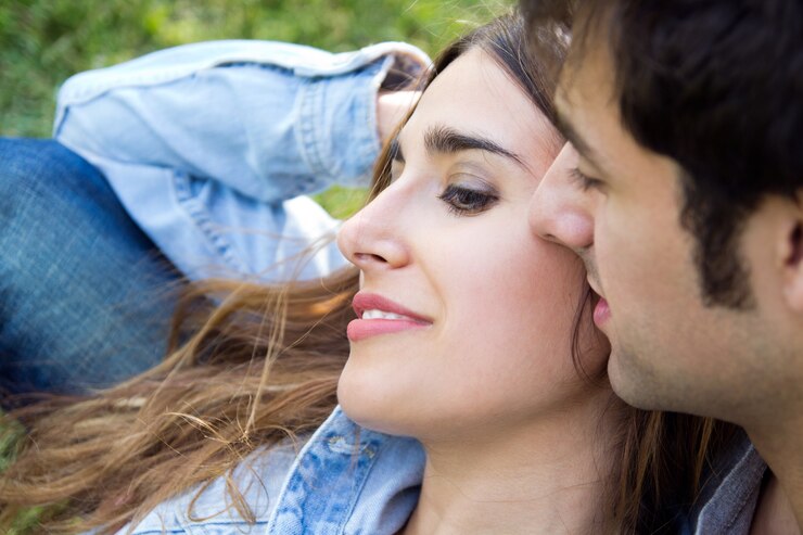 Foto grátis gozo de romance jovens adultos alegre
