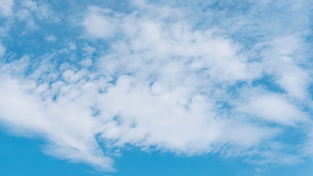 Foto grátis gradiente azul de nuvens naturais pacíficas