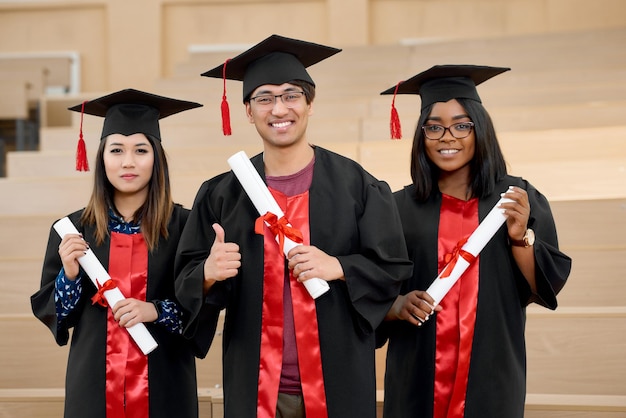 Foto grátis graduados universitários de diferentes nacionalidades