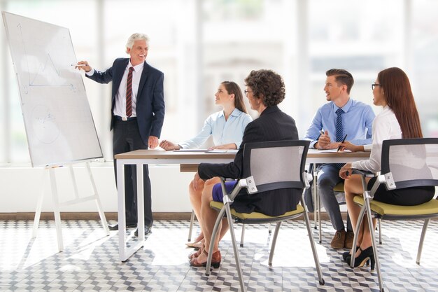 Gráfico do desenho líder sênior positivo em reunião