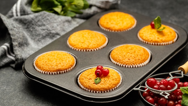 Grande ângulo de deliciosos muffins com frutas vermelhas na assadeira