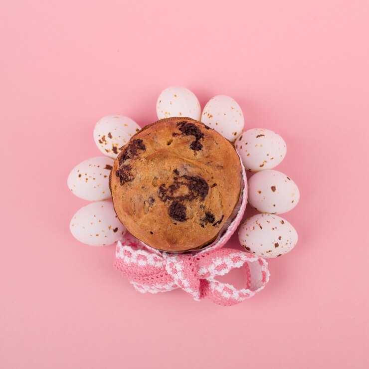Foto grátis grande bolo de páscoa com ovos na mesa