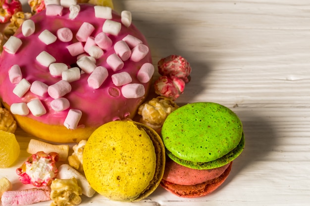 grande caixa rosa bonita com doces na mesa de madeira