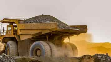 Foto grátis grande caminhão carregando areia em um local de mineração de platina na áfrica