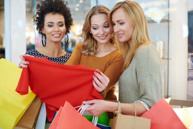 Grande diversidade na loja de roupas