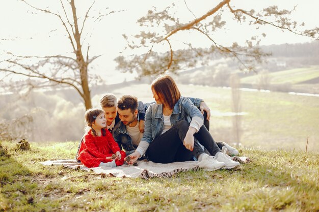 grande família em uma floresta