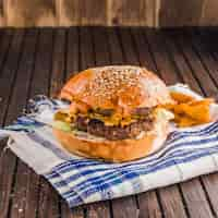 Foto grátis grande hamburguer americano saboroso