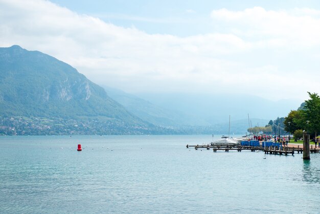 Grande lago nas montanhas