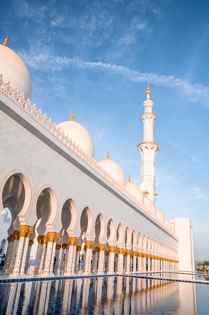 Grande Mesquita Sheikh Zayed sob a luz do sol e um céu azul em Abu Dhabi, Emirados Árabes Unidos