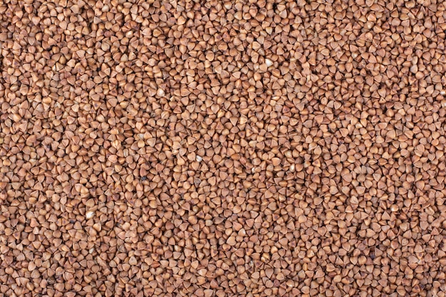 Grande pilha de sêmolas de trigo sarraceno