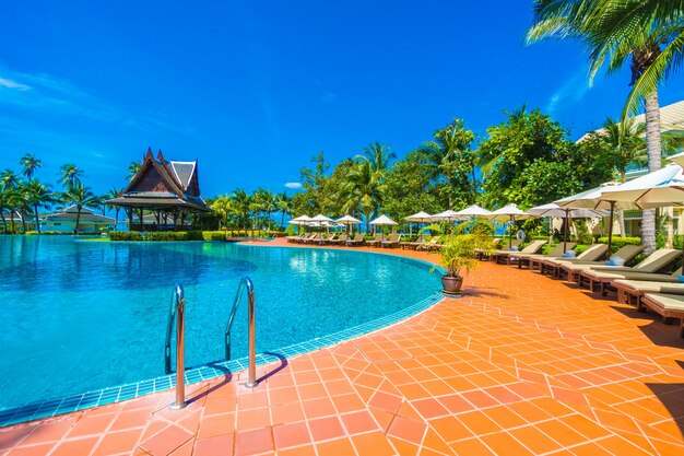 Grande piscina com uma pequena casa