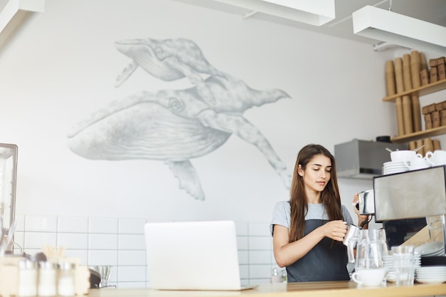 Grande plano de barista preparando espuma de leite em um vaporizador de máquina de café expresso Conceito de trabalho de verão