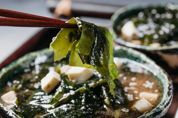 Grande plano de comida japonesa em tigelas