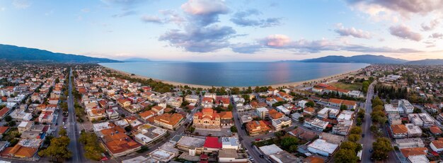 Grande plano de vários edifícios, Igreja em Asprovalta