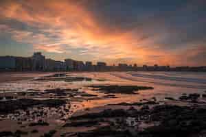 Foto grátis grande plano dos edifícios da cidade à beira-mar em gijon