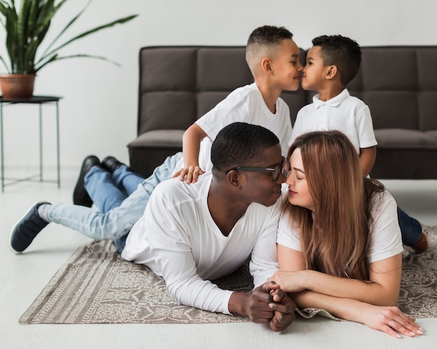 Foto grátis grande plano família fofa a passar tempo juntos