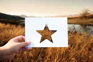 Foto grátis grande recompensa de excelência perfurada estrela de papel