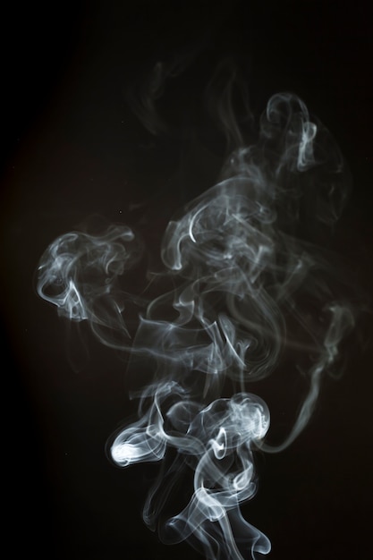 Foto grátis grande silhueta fumaça com formas onduladas
