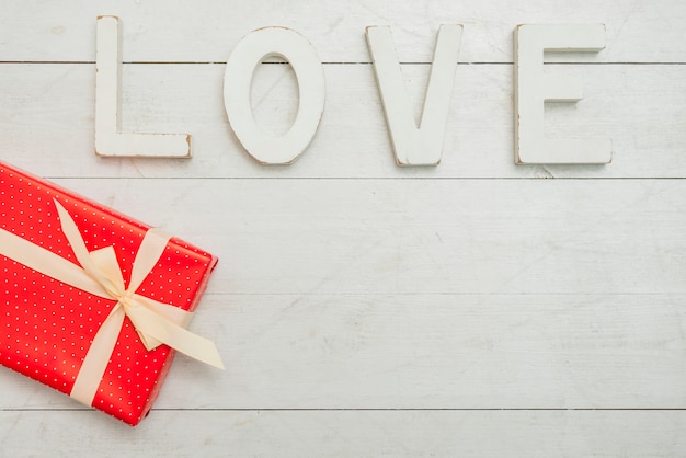 Foto grátis grande título de amor branco perto da caixa atual