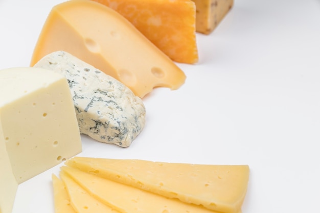 Grande variedade saborosa de queijo na mesa