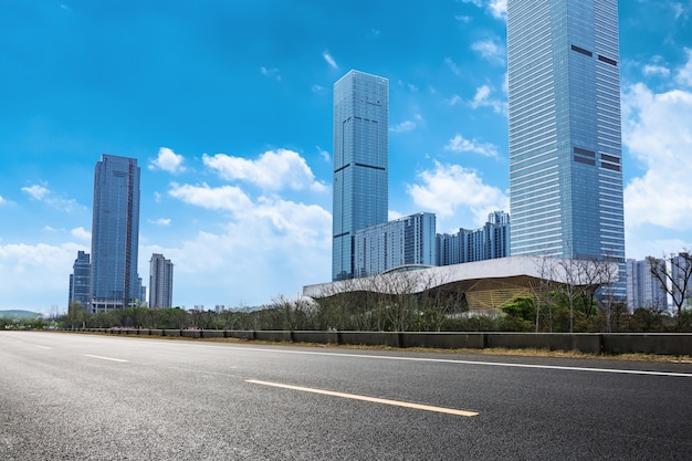 Foto grátis grandes edifícios visto a partir da estrada