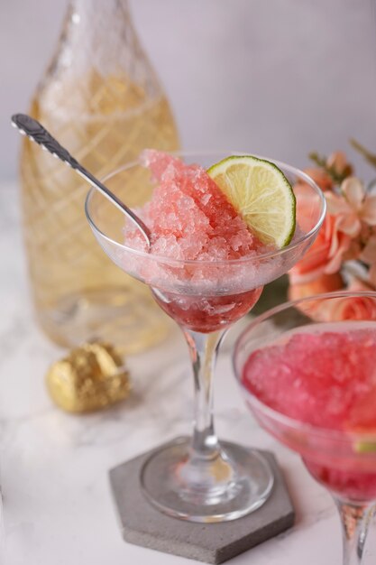 Granita tônica de limão e rosa de alto ângulo