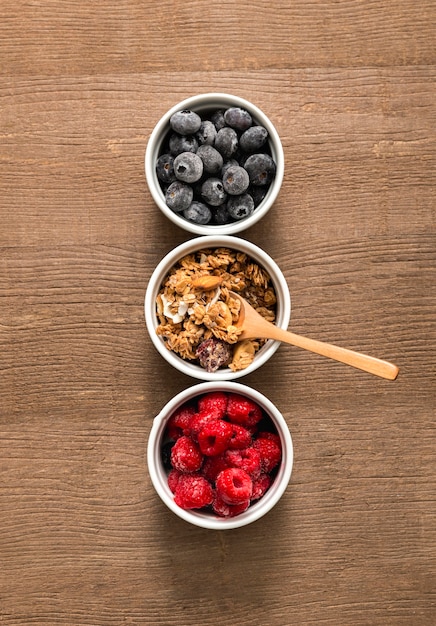 Granola caseira de vista superior com frutas na mesa