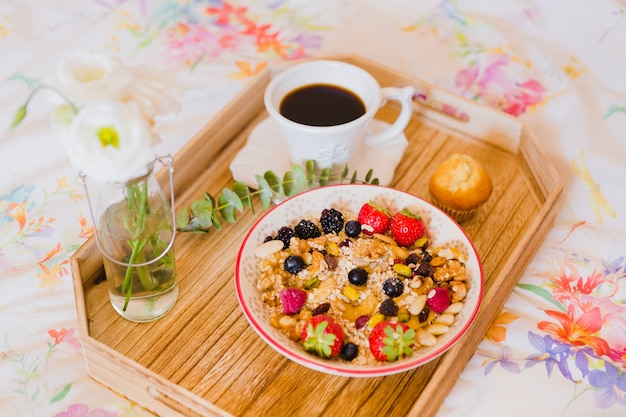 Granola e café para café da manhã na cama