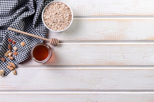 Foto grátis granola e mel para espaço de cópia