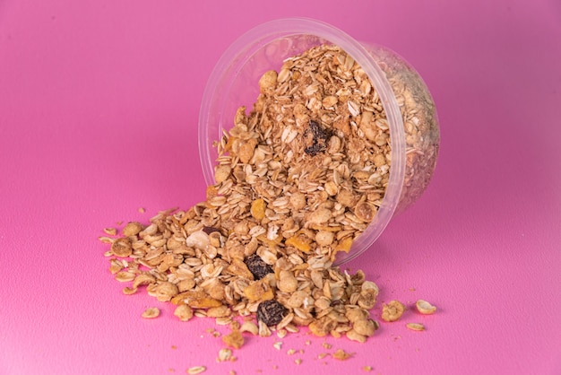 Granola no fundo rosa