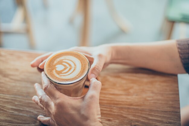 Granos de café en una mesa