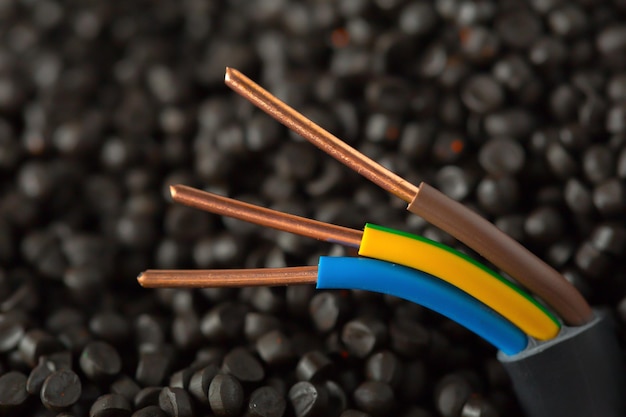 Foto grátis grânulos de polímero de plástico colorido para cabo