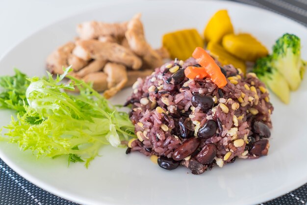 Grão com arroz berry e porco assado