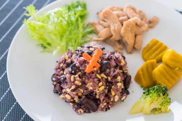 Grão com arroz berry e porco assado