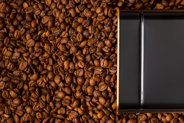 Foto grátis grãos de café e chocolate preto