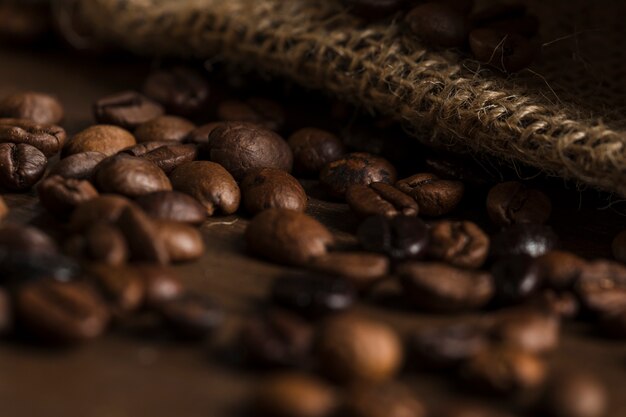 Grãos de café na mesa de madeira