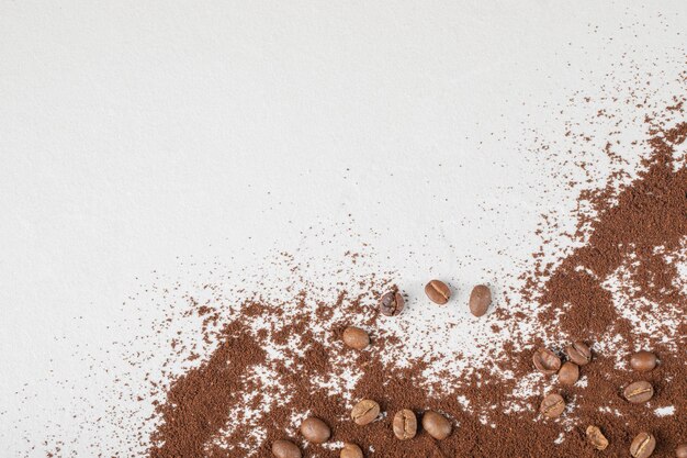 Grãos de café no café misturado ou cacau em pó.