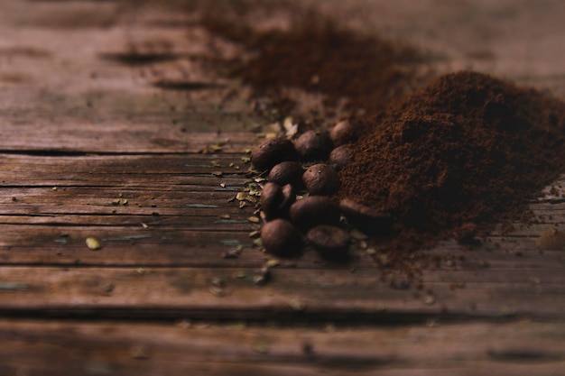Foto grátis grãos de café perto do café moído