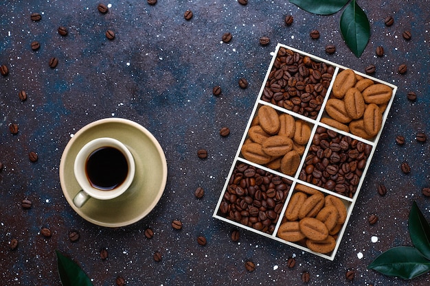 Grãos de café torrados e biscoitos em forma de grãos de café