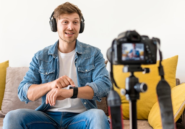 Foto grátis gravação de macho adulto com fones de ouvido