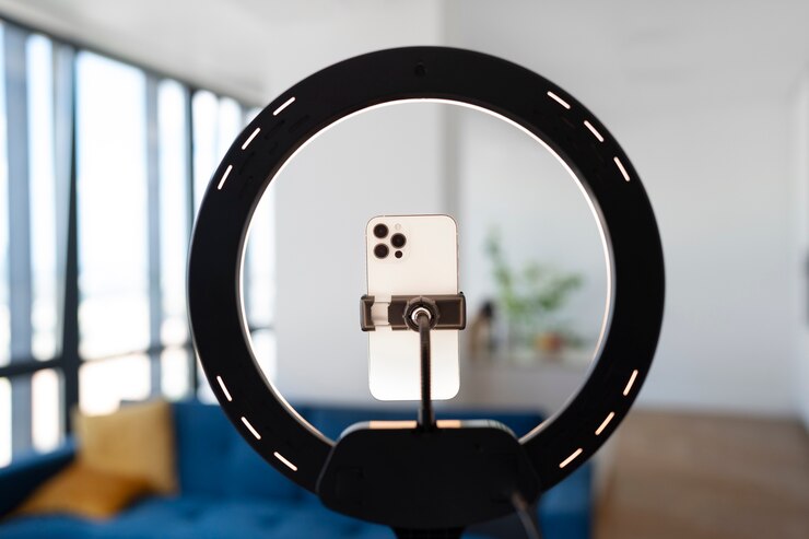 Foto grátis gravação de vídeo com smartphone e ring light