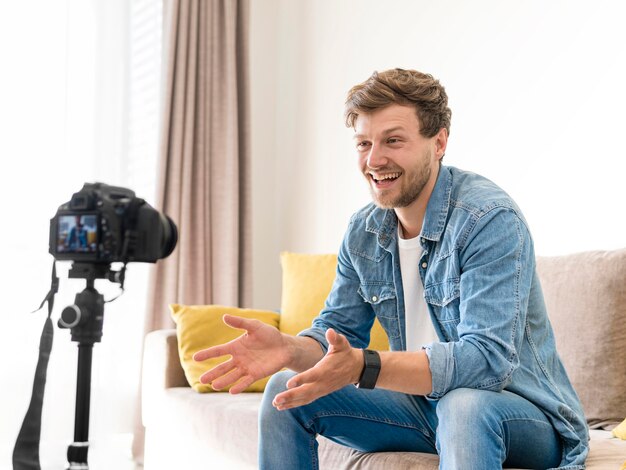 Gravação masculina considerável para blog pessoal em casa
