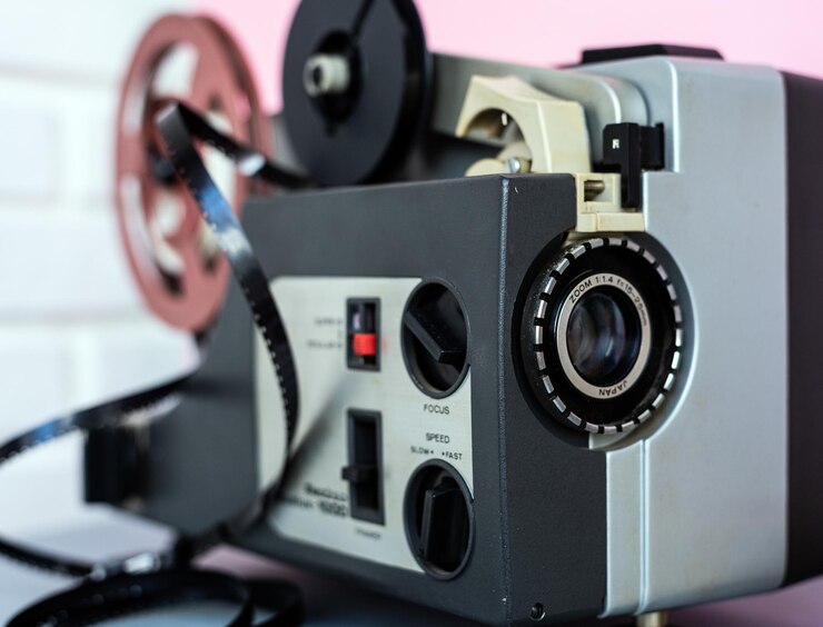 Foto grátis gravador perto da parede branca.