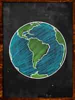 Foto grátis green blue earth no blackboard globe