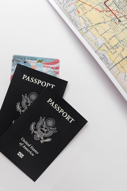 Foto grátis green card e arranjo de passaportes