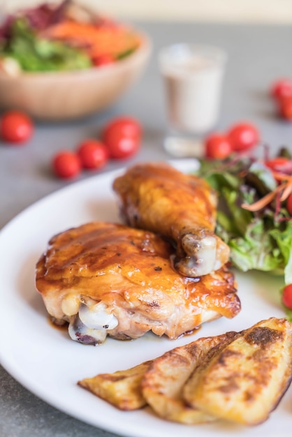 Foto grátis grelha de frango com molho de teriyaki