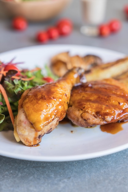 Foto grátis grelha de frango com molho de teriyaki