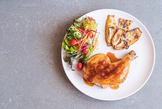 Foto grátis grelha de frango com molho de teriyaki