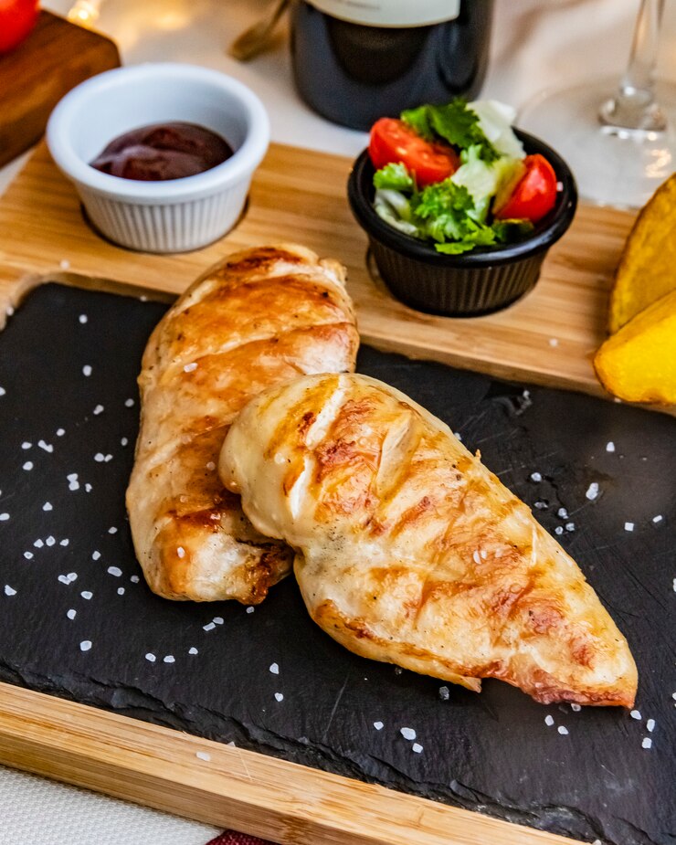 Foto grátis grelhado de peito de frango batata tomate verdes molho barbecue vista lateral